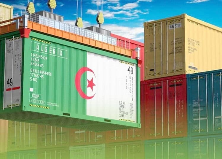 Algérie : découvrez l'organisation de l'Agence d'importation Conteneur vert avec drapeau algérien dans un port.