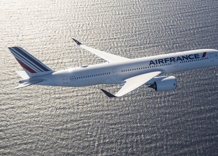 Avion Air France survole l'océan lors d'un vol long-courrier.
