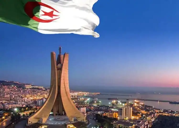 Découvrez les pays africains les plus prospères : l'Algérie brille Vue panoramique de Tunis avec drapeau tunisien en premier plan.