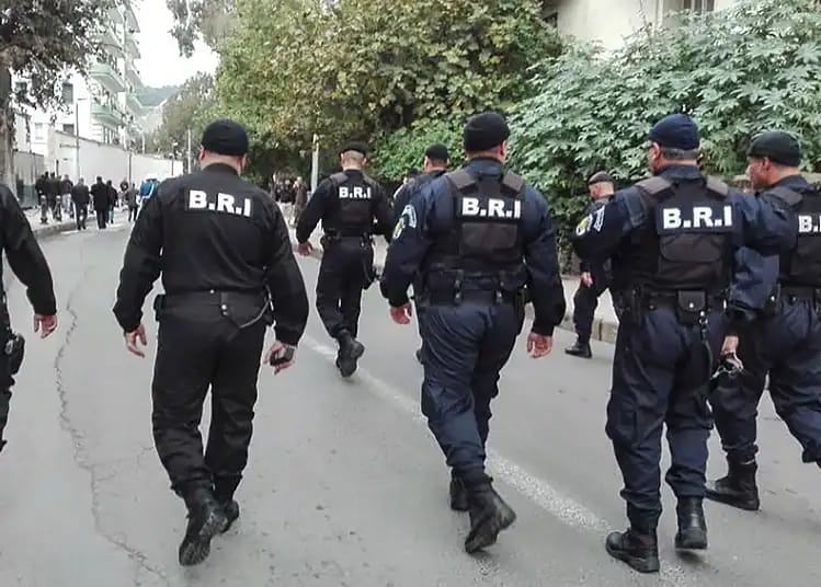 Policiers de la BRI en patrouille lors d'une opération en Algérie.