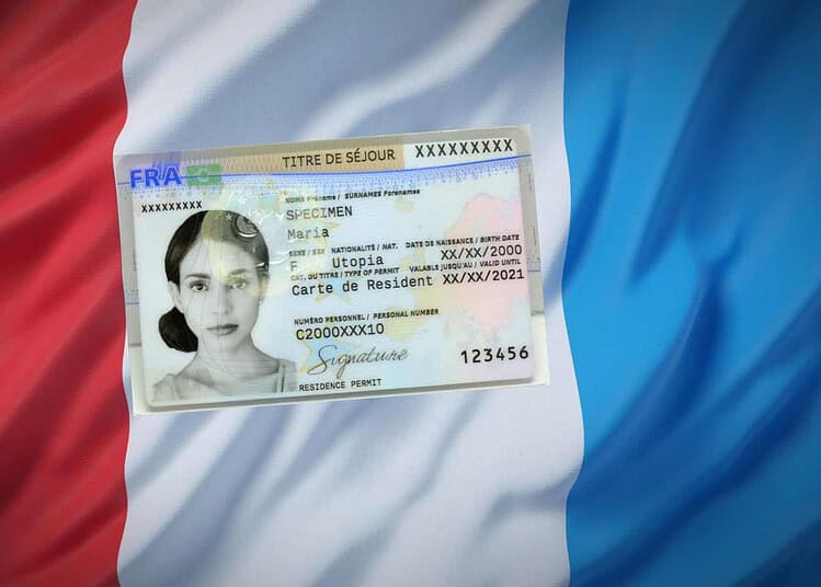 Certificat de résidence sur drapeau français, image pour Maghrebactu.