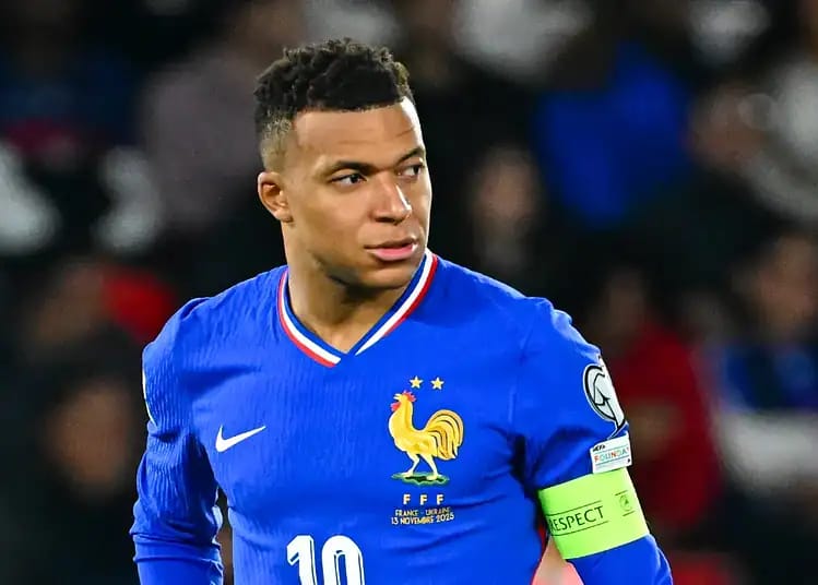 Mbappé relance la polémique : qui est vraiment africain Kylian Mbappé en action avec le maillot de l'équipe de France.