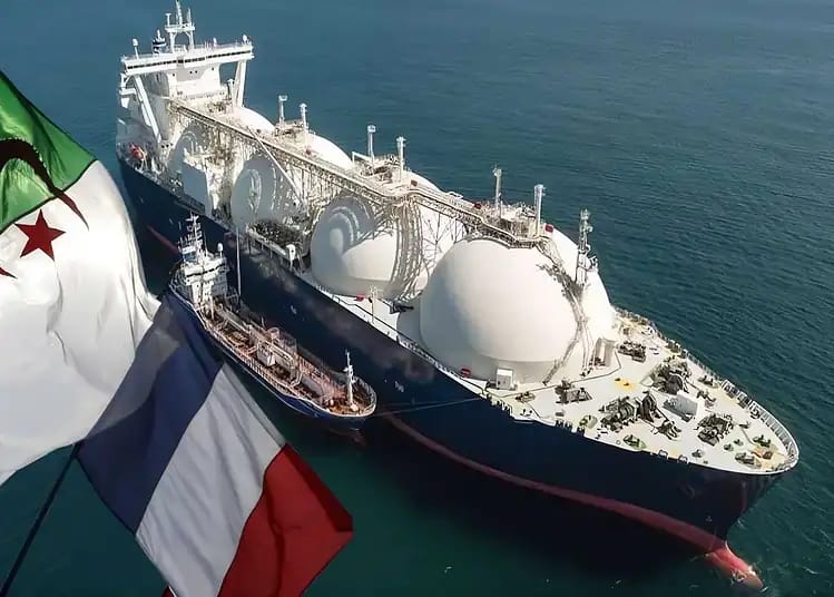 Gaz algérien : ce géant asiatique veut 10 cargaisons par an Navire de gaz naturel liquéfié avec drapeaux algérien et français.