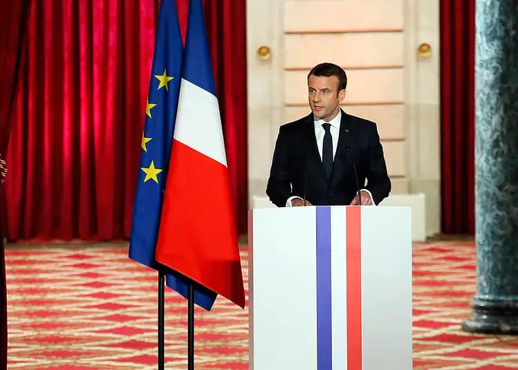 Hommage de Macron à Zeroual : un geste fort envers l'Algérie Emmanuel Macron lors d'un discours officiel en Algérie.