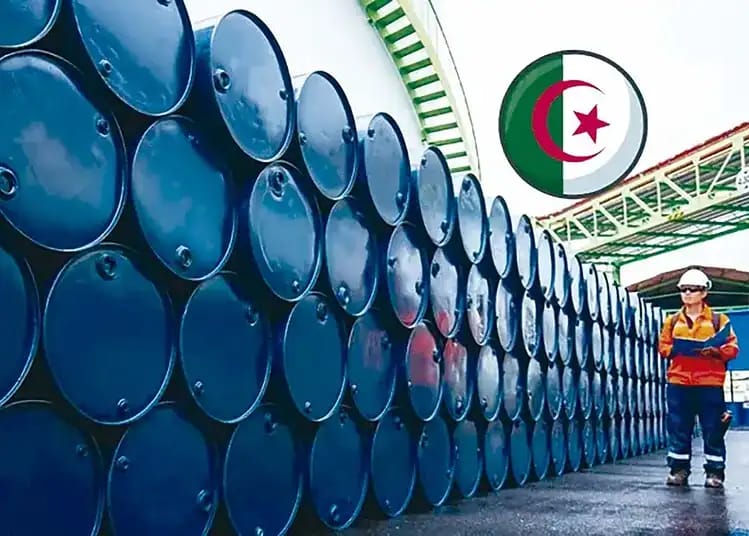 Algérie : pourquoi elle profite de la crise pétrolière Réservoirs de pétrole en Algérie avec drapeau national.