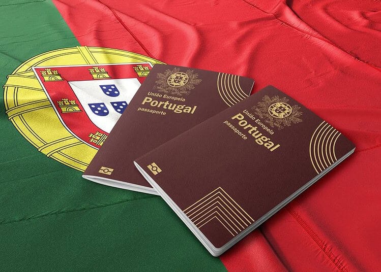 Accès restreint : le Portugal modifie le visa longue durée Passeports portugais sur drapeau national du Portugal.