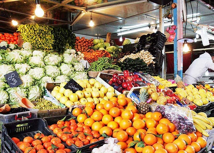 Pourquoi les prix des légumes grimpent en Algérie ? Variété de légumes frais au marché en Algérie.