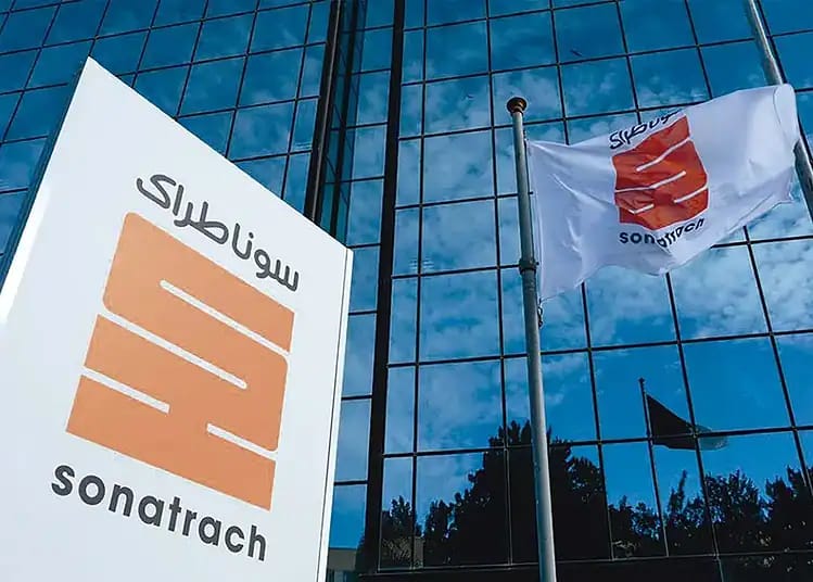 Logo de Sonatrach devant un bâtiment moderne en verre.
