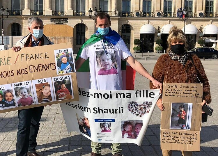 Algérien au Québec : l'enlèvement de ses enfants vers l'Algérie Manifestants demandant la garde de leurs enfants en Algérie et en France.
