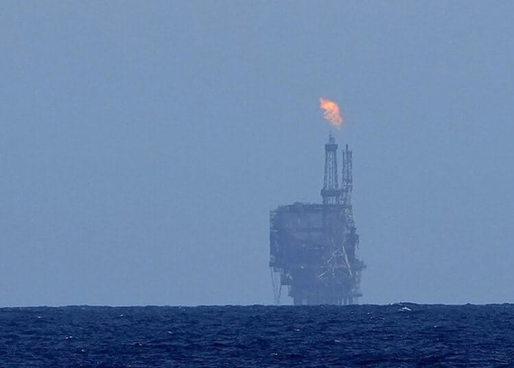 Plateforme pétrolière en mer avec flamme de gaz en Libye.