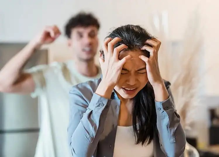 France : une dispute conjugale sur fond d'envoi d'argent Femme en détresse lors d'une dispute conjugale.
