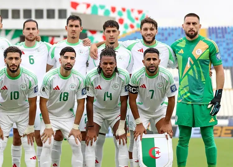 Algérie-Bolivie : match à huis clos sans diffusion TV Groupe de joueurs de football algériens en tenue officielle sur le terrain.