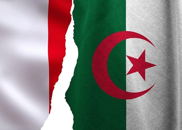 Nouvelle stratégie de la France envers l'Algérie révélée Drapeaux de la France et de l'Algérie côte à côte, symbolisant leur relation.