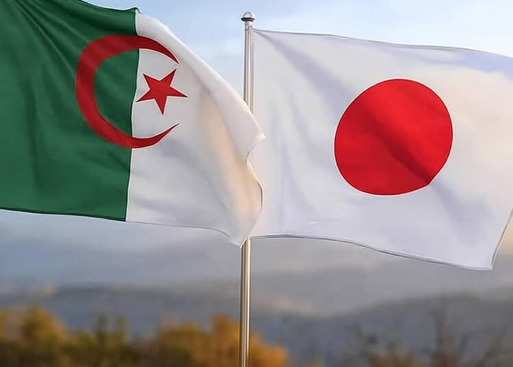 Drapeaux d'Algérie et du Japon flottant dans le vent.