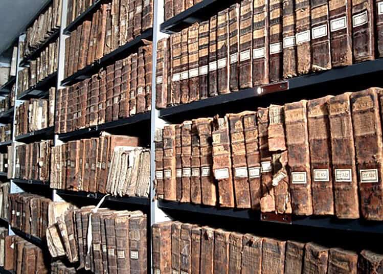 La France cadenasse les archives de la guerre d'Algérie Archives anciennes de documents de la guerre d'Algérie.