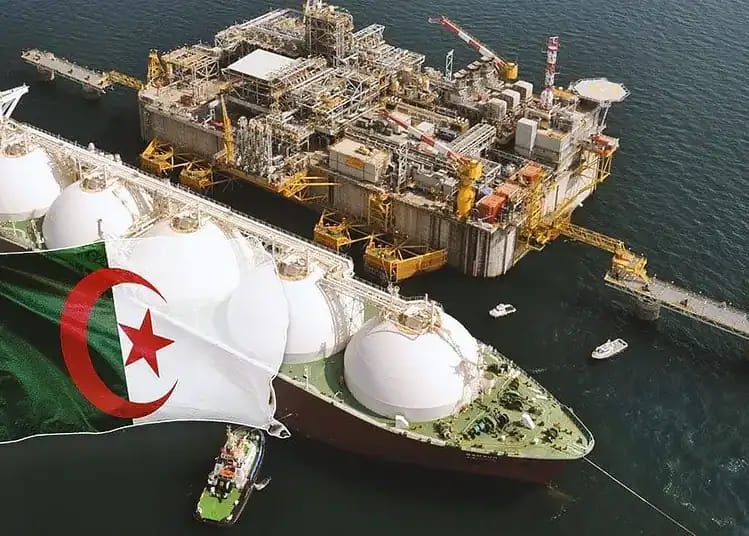 Navire de gaz naturel liquéfié avec drapeau algérien flottant.
