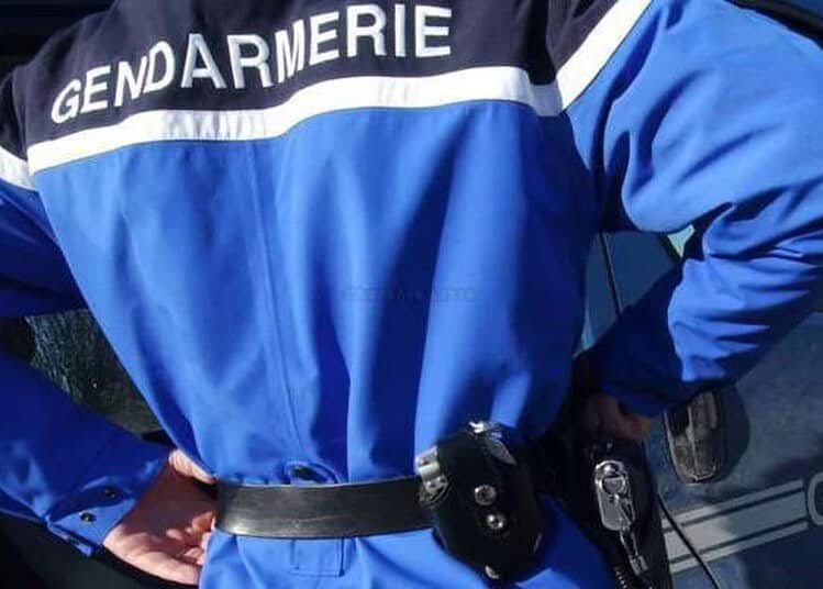 Mystère à Nantes : une mère introuvable, fuite du père et enfant en Algérie Agent de la gendarmerie en uniforme bleu avec insigne.