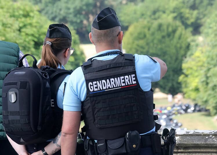 Un gendarme algérien raconte les insultes qui choquent Gendarme algérien en uniforme avec collègue dans un environnement extérieur.