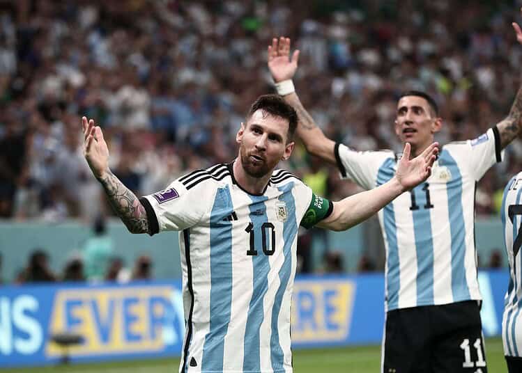 Lionel Messi célèbre avec ses coéquipiers lors d'un match de football.