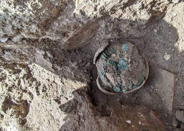 Découvrez la saisie de 2 000 trésors archéologiques algériens en France Trésors archéologiques découverts lors de fouilles en Algérie.