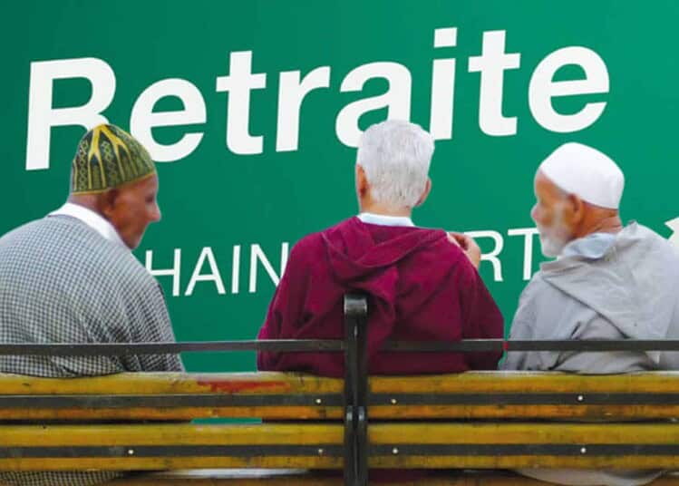 Retraites en Algérie : Découvrez les nouvelles révélations Trois personnes âgées discutent sur un banc à côté d'un panneau Retraite.