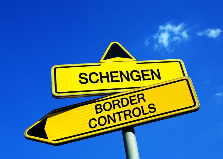 Espace Schengen : ce qui menace vraiment la libre circulation Panneaux de signalisation pour contrôles aux frontières Schengen.
