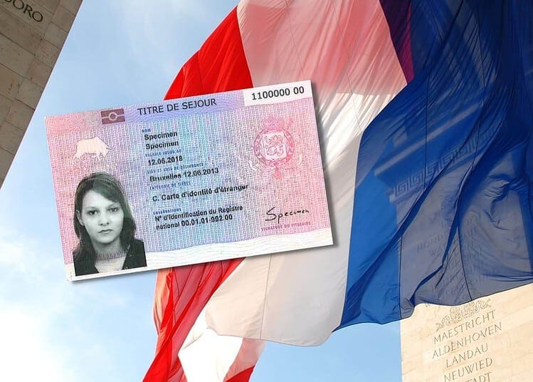 Passeport français et drapeau français flottant en plein air.
