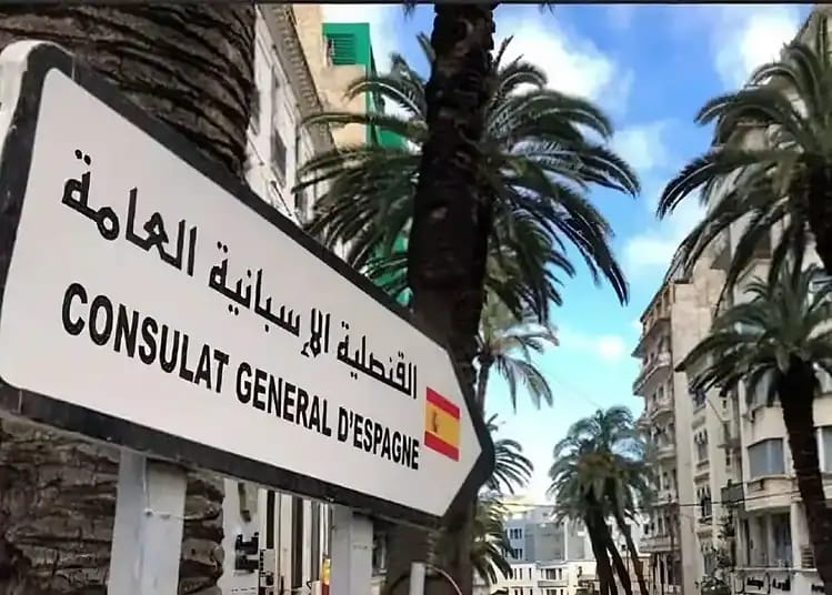 Trafic de visas à Alger : le consulat d'Espagne éclaboussé Sign du consulat général d'Espagne à Tanger avec palmiers environnants.