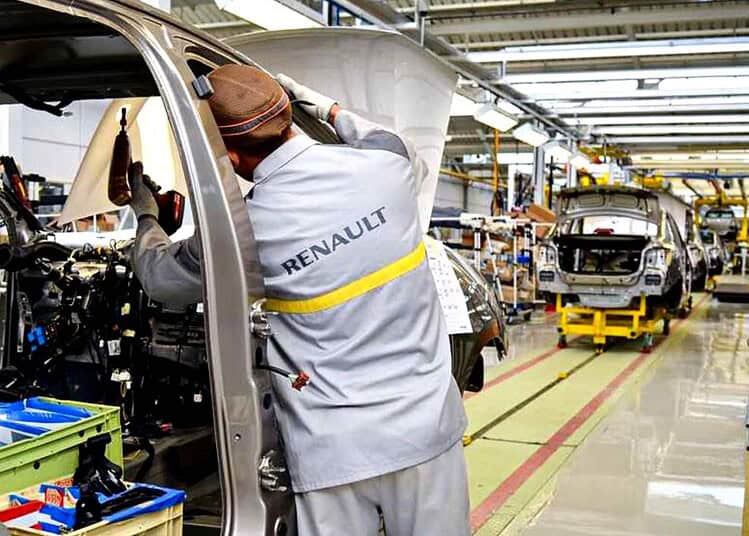 Algérie : une usine auto ouvre bientôt, voici ce qu'on y produira Travailleur dans une usine automobile en Algérie.