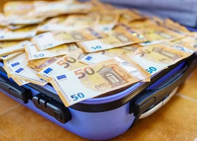 Alger : 12 personnes jugées pour transfert illicite de devises Fonds de devises en euros dans une valise ouverte.