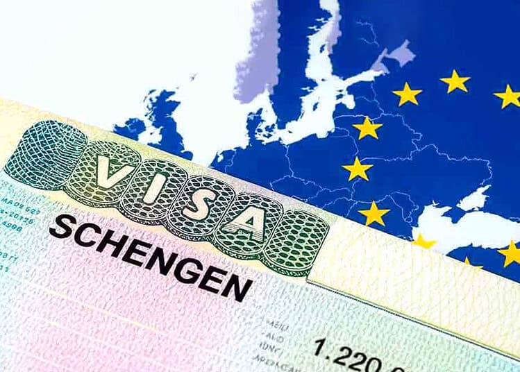 Carte de l'Europe avec étoiles de l'UE et visa Schengen en premier plan.