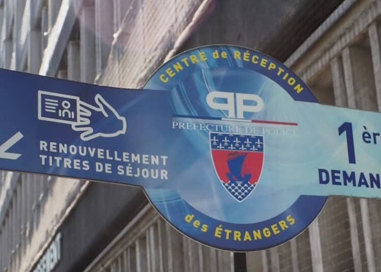 Panneau indiquant le centre de réception des étrangers à Paris.