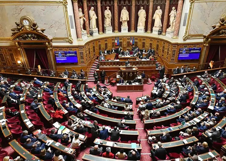 OQTF : ce que change la nouvelle mesure votée par le Sénat Assemblée nationale française en session avec députés et sénateurs.