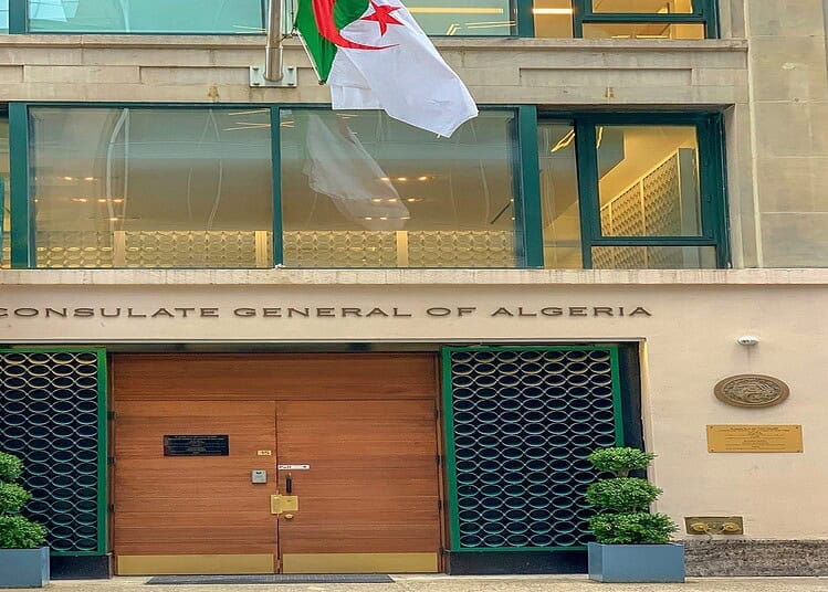 Algérie : un consulat mobile arrive en France pour vos papiers Consulat général d'Algérie à Washington avec drapeau algérien.