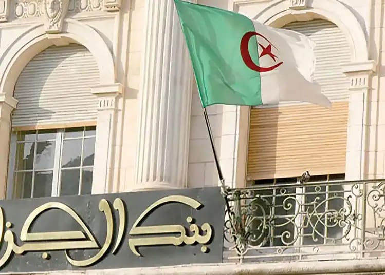 Façade de la Banque d’Algérie avec drapeau national algérien.