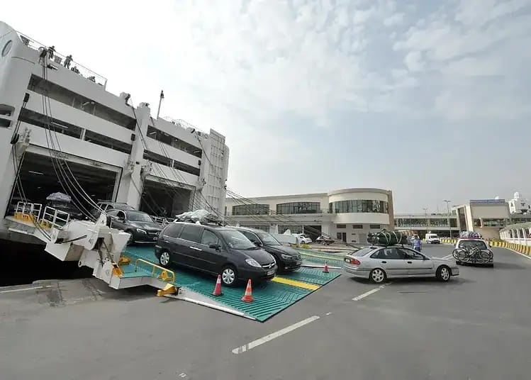 Alger : ce que cache la saisie sur un ferry venu de Marseille Ferry transportant des voitures au port d'Alger.