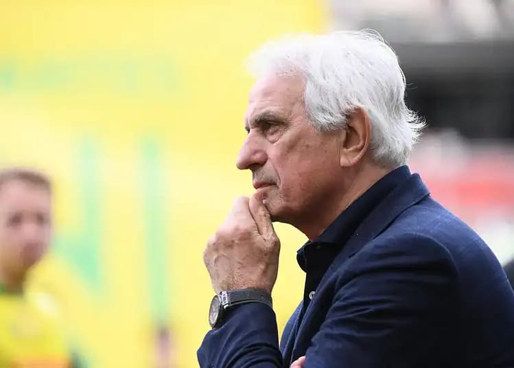 Vahid Halilhodžić, entraîneur de football en réflexion.