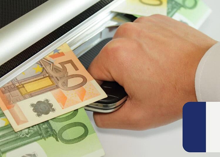 Algérie : ce que révèle la nouvelle traque de l'argent détourné en France Main insérant de l'argent en euros dans un scanner de billets.