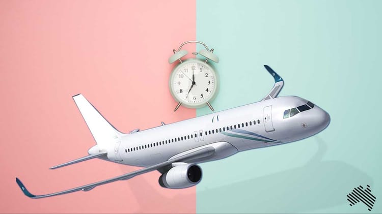 Avion commercial moderne en vol avec fond pastel.