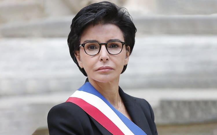 Rachida Dati portant une écharpe tricolore lors d'une audience judiciaire.
