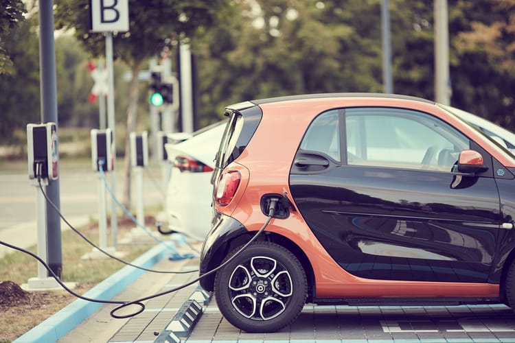 Voiture électrique en charge dans une station de recharge en Algérie.