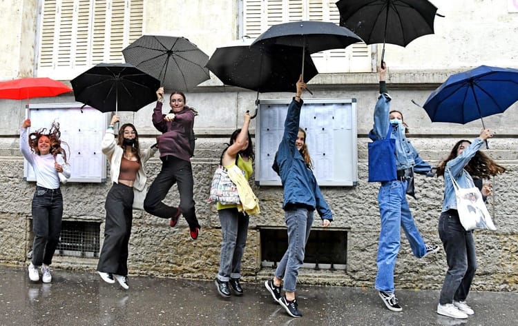BAC 2021 en Algérie : voici les filières et métiers à suivre Groupe de jeunes avec parapluies colorés sous la pluie à l'extérieur.