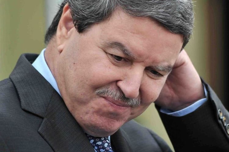 Algérie : Moussa Ghellai ancien wali de Tipasa, écope de 10 ans de prison pour corruption Homme d'affaires en costume, pensif, en contexte professionnel.