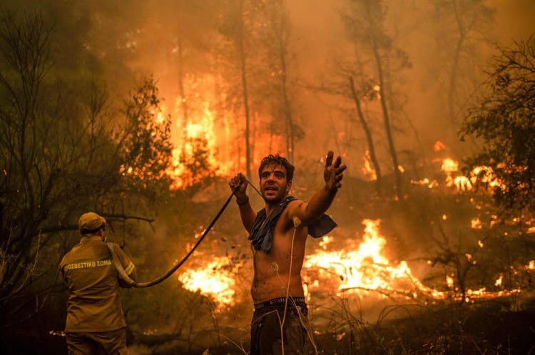 Le temps des déceptions et des frustrations Pompiers combattant un incendie de forêt dans la région du Maghreb.