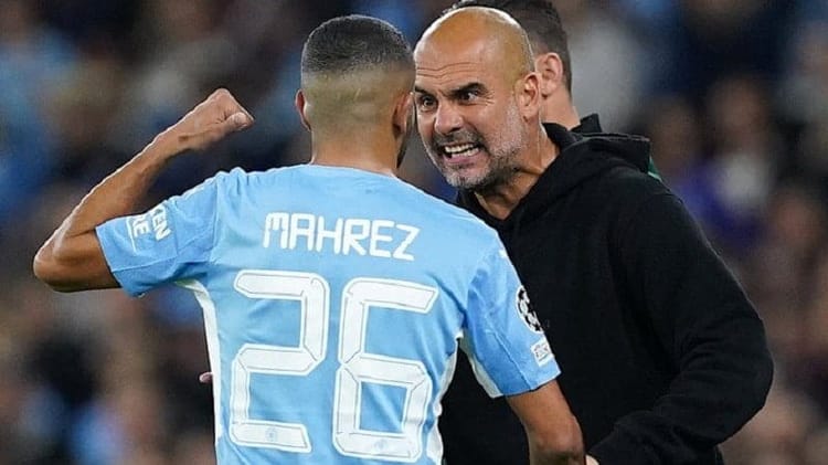Riyad Mahrez et Pep Guardiola en confrontation lors d'un match de football.