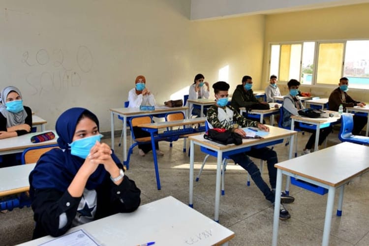 Concours du doctorat 2022 en Algérie : les dates sont dévoilées Étudiants en salle d'examen avec masques pour la finalisation des inscriptions.