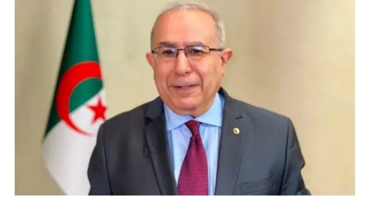Lamamra, diplomate algérien, avec drapeau national en arrière-plan.