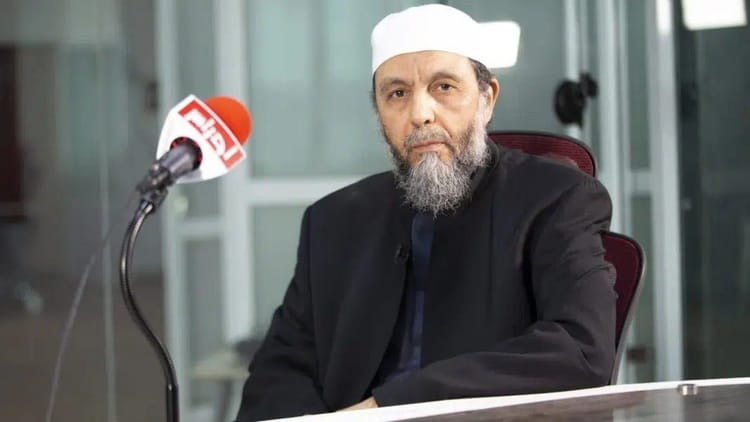 Le FJD boycotte les élections du 27 novembre Homme religieux avec turban blanc lors d'une interview.