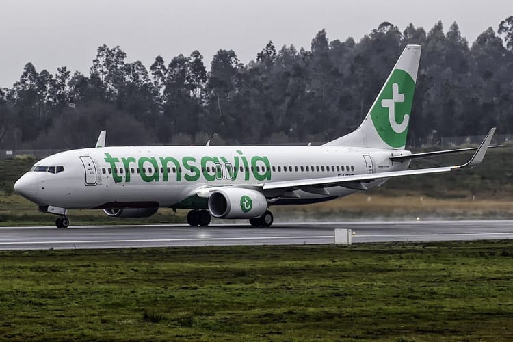 La compagnie Transavia obligée d'annuler ses vols vers le Maroc à cause de... Avion Transavia sur la piste, prêt à décoller ou atterrir.