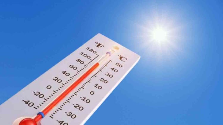 Thermomètre indiquant une température élevée sous le soleil.